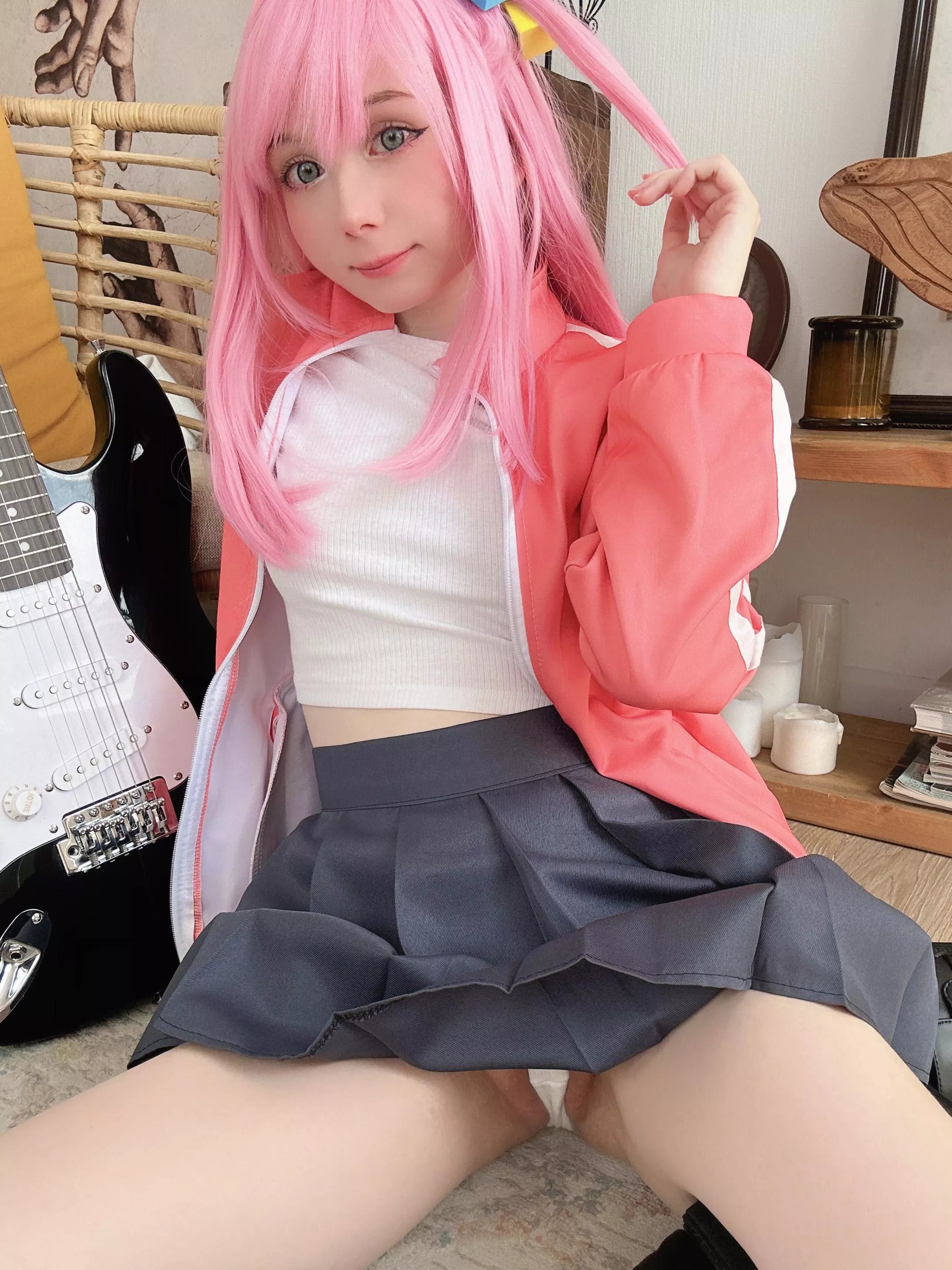 Lovers of peeking under the skirt, how do you like this look ? 😏