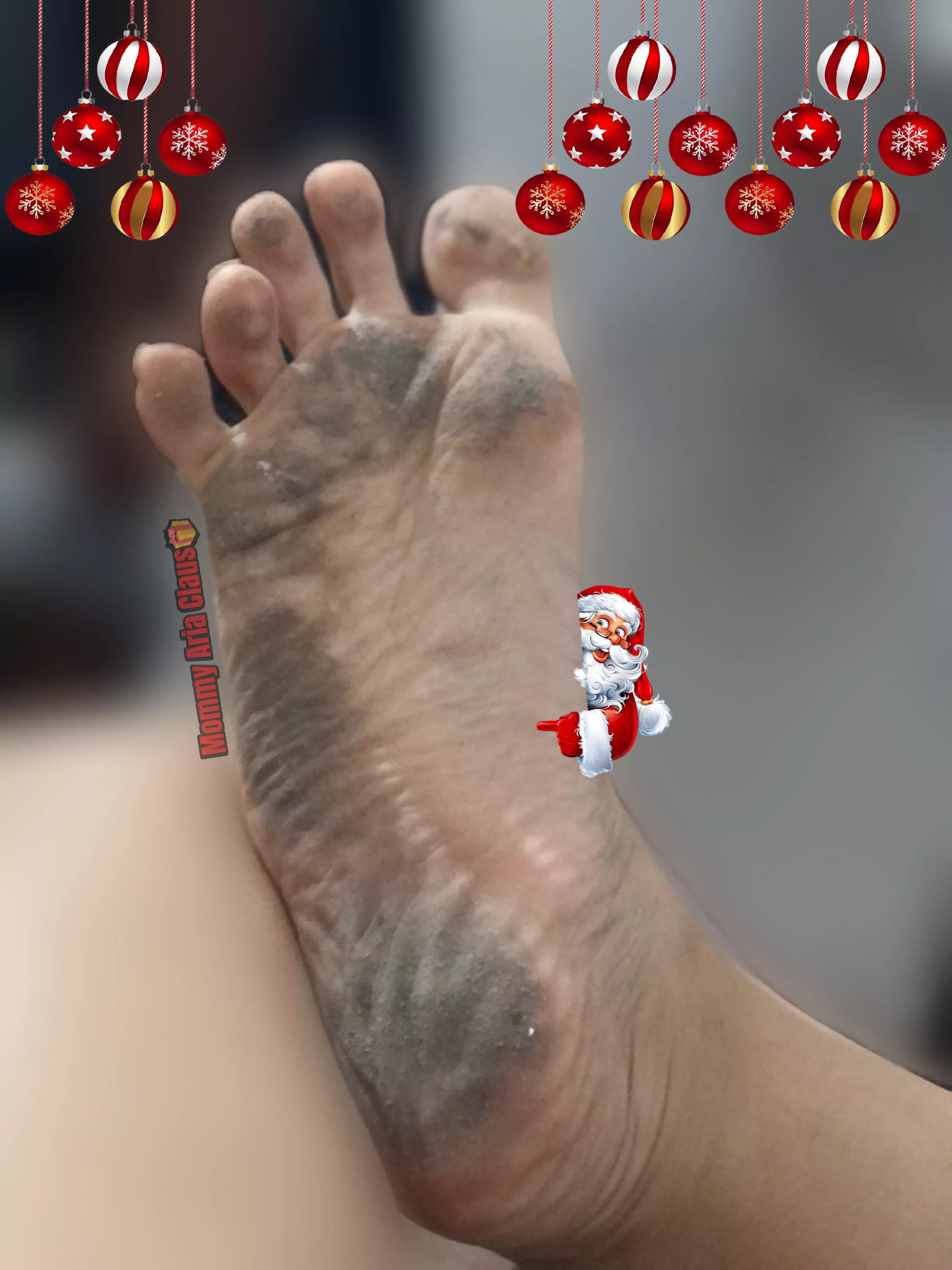 Mommy Claus wants to give you a gift! Come and eat all the dirt on my feet😊🦶🏻🎁