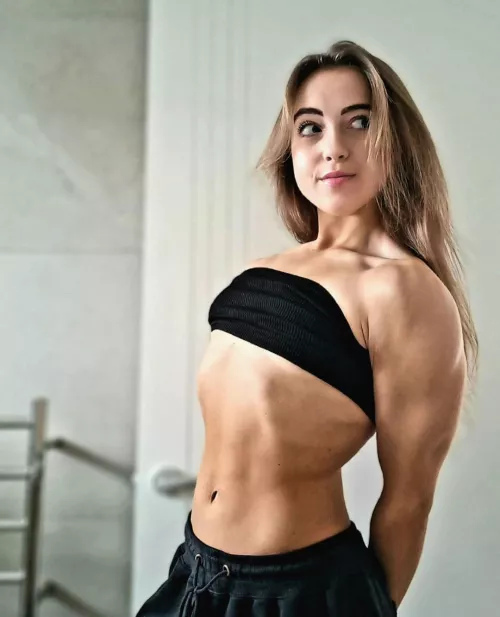 My muscular arms give great hugs and hand jobs, which would you prefer? 💪🏻🖤 