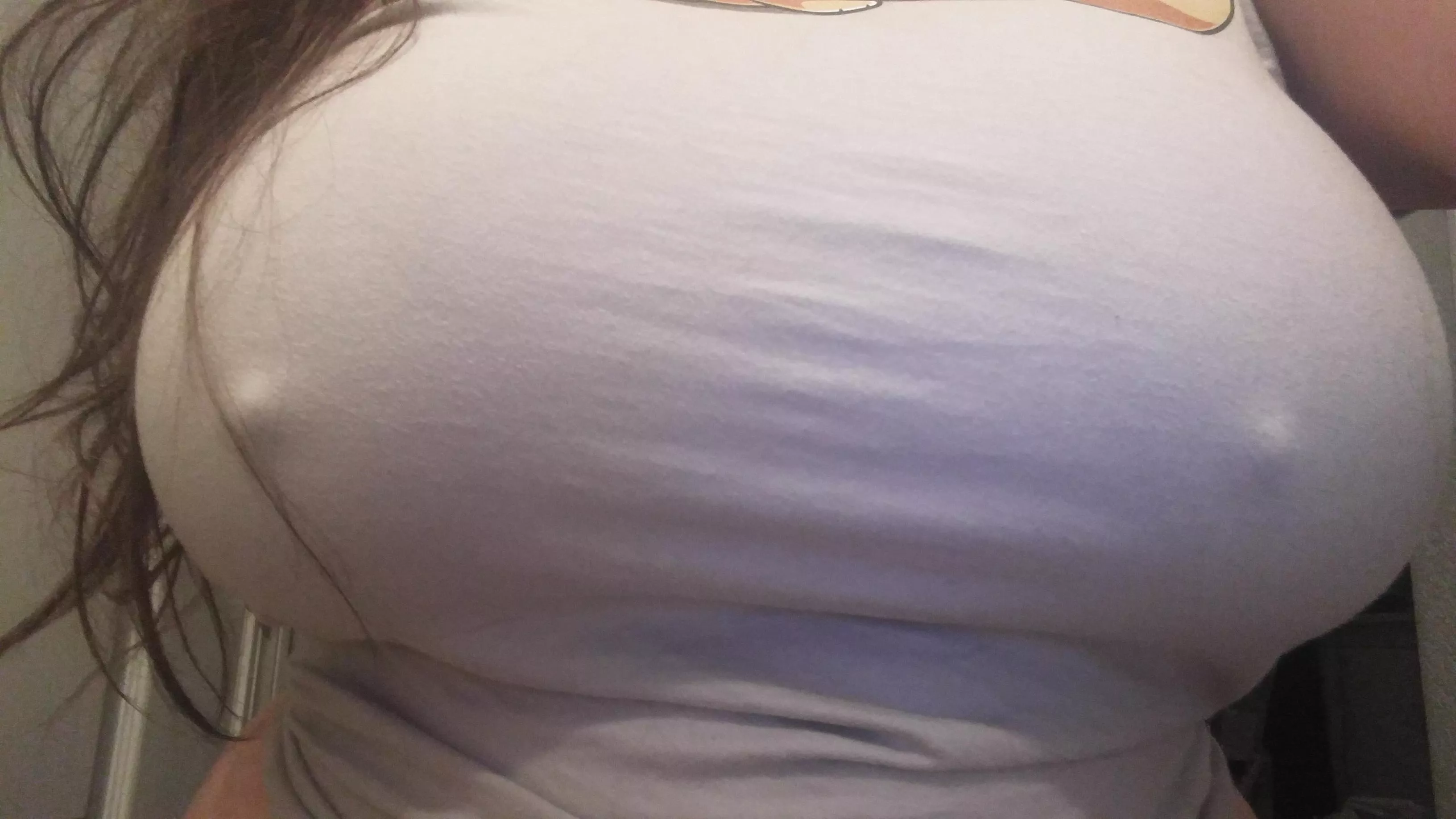 My nipples are begging you to suck on them 🤤