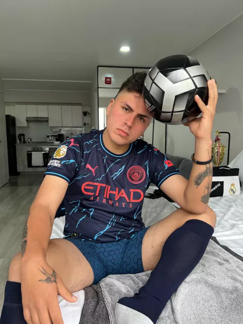 [selling] [usa] I'm looking for a buyer for old and used underwear haha. This soccer player has plenty of them stinking haha