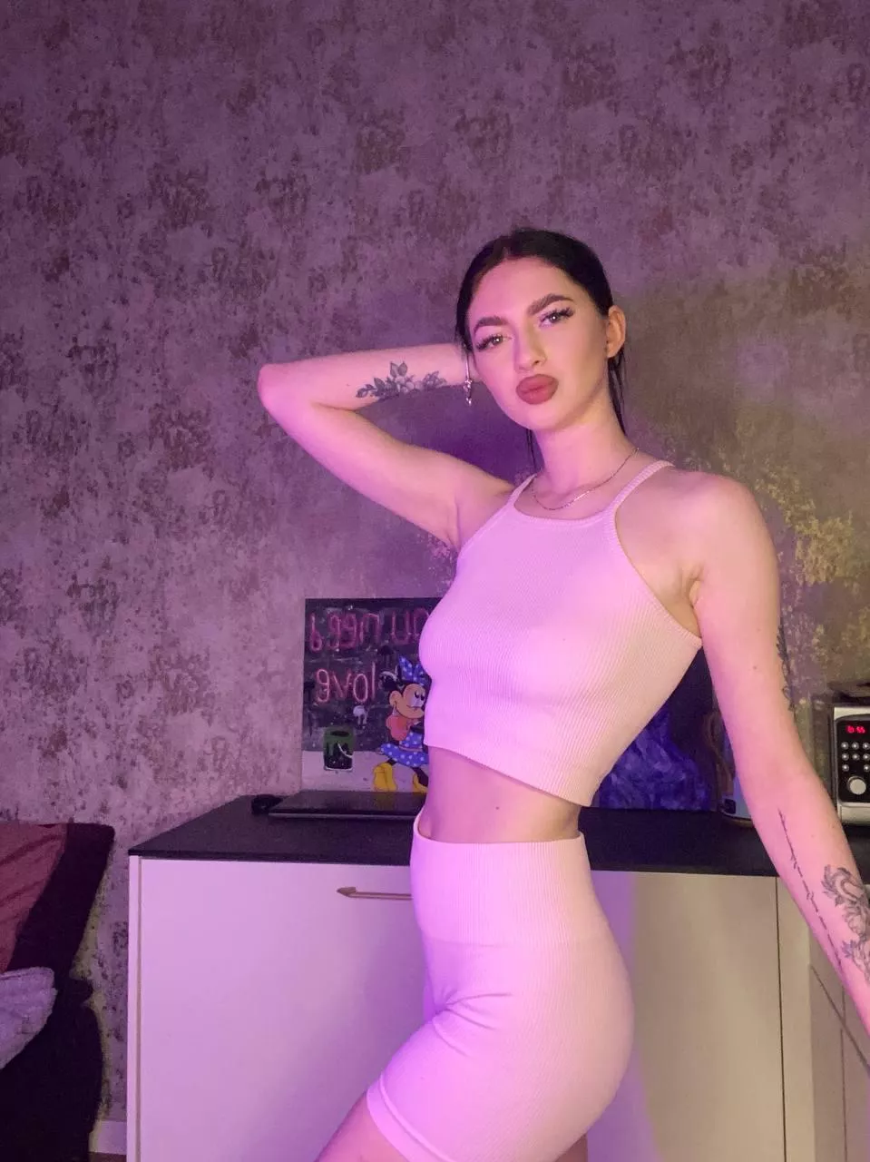 steht mir das outfit?:)