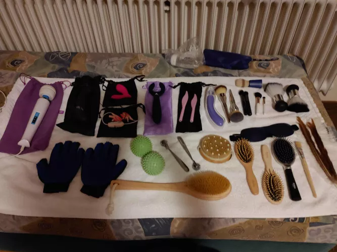 The buffet of toys and tools from a recent session 🪶