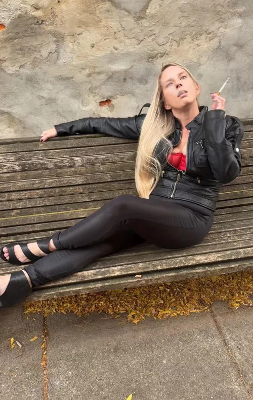 This MILF had to take a break and get off these heels