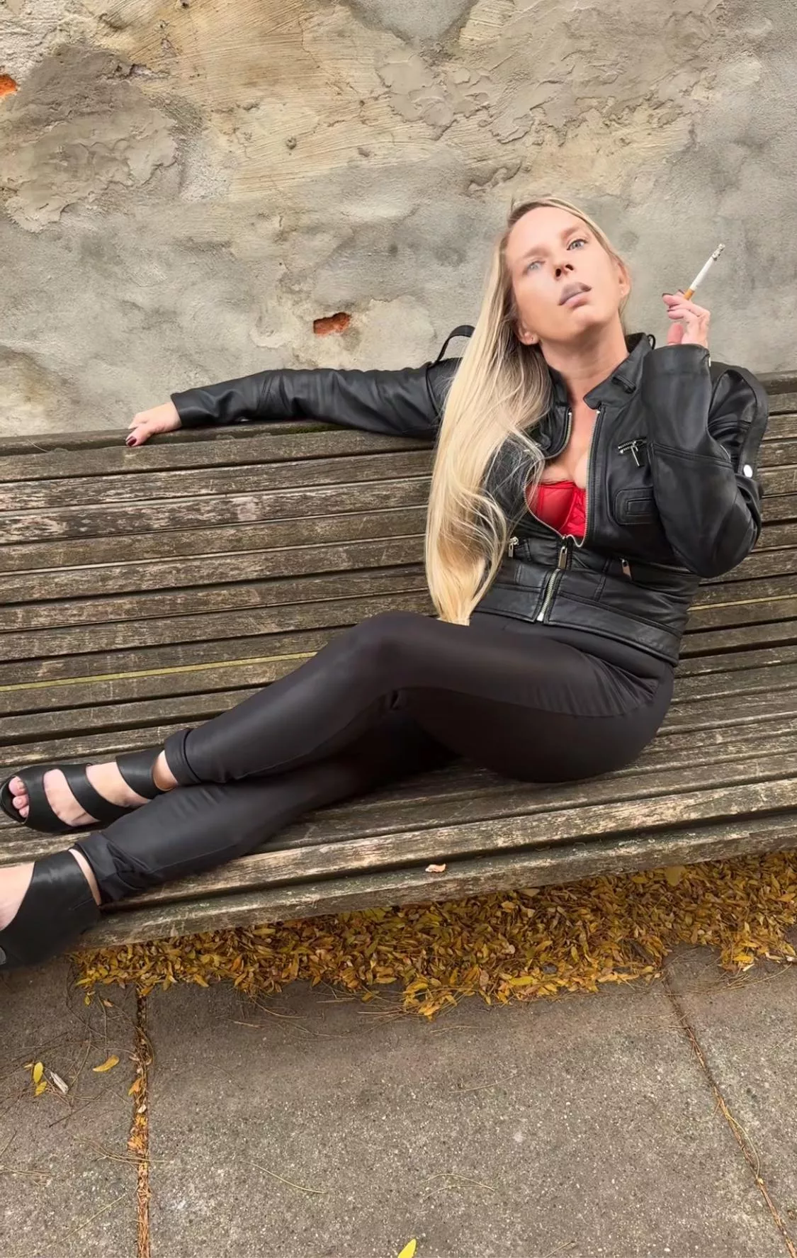 This MILF had to take a break and get off these heels