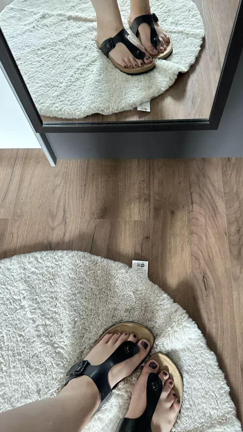 Waiting for some footjobs.