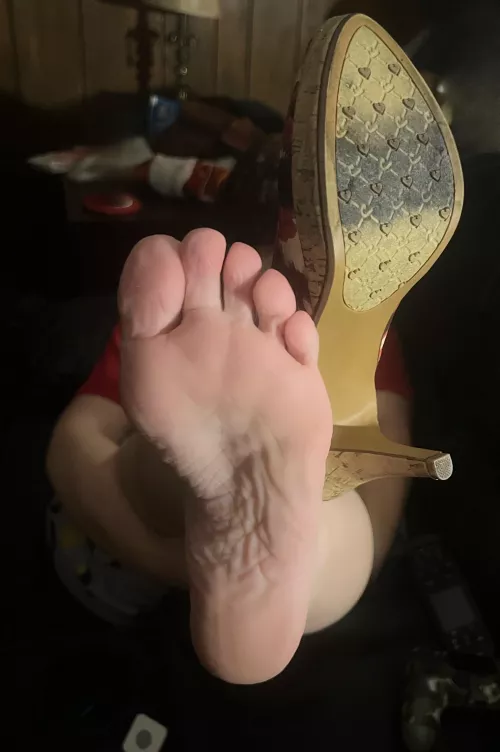Watch these soft soles get worshiped 