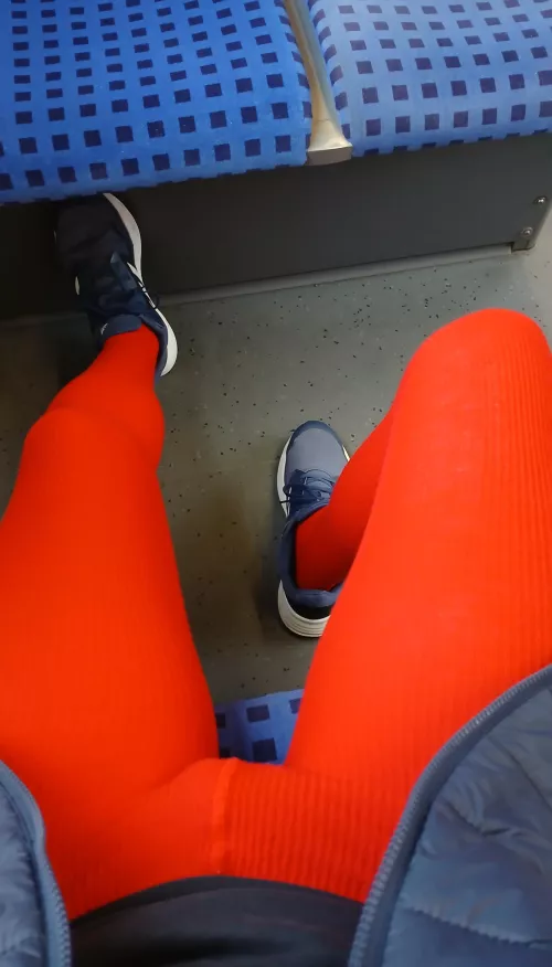 Who can tell me why people on the train only looked at my legs?😁