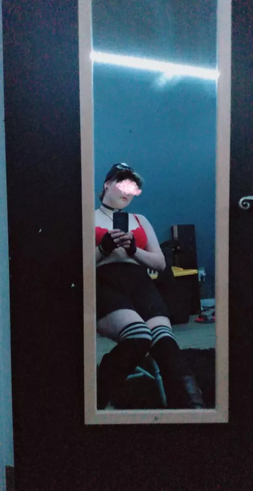 19FTM Have started to sell myself online and irl to cope with the pain and for extra cash