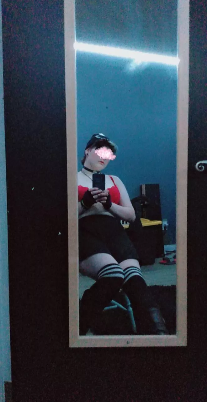 19FTM Have started to sell myself online and irl to cope with the pain and for extra cash