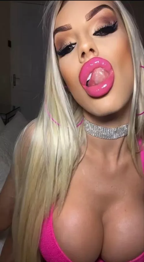 Come spoil me, worship my pretty lips