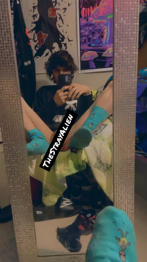 Cum sniff my socks 👣 