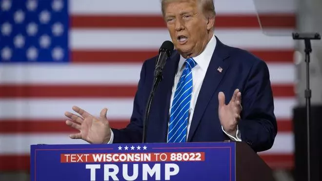 “Destiny is a mess, they’re calling him ‘The Tube Hog Of twitch,’ that’s right folks, The Tube Hog Of twitch. Boy, that’s a mouthful, isn’t it folks? If it were me in that video, I would have filled my mouth much more than he did. Little De