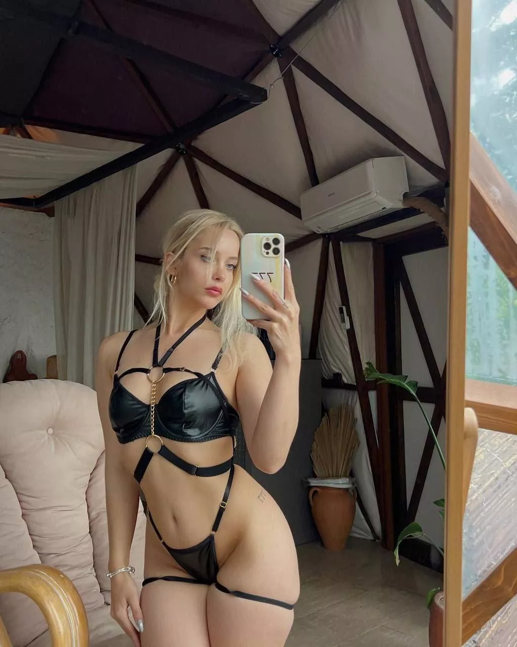 Horny girl wanna send nudes anyone) My snap - melanyqwr 