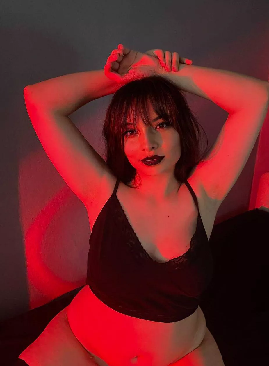 I like teasing horny men like you with my clean pits