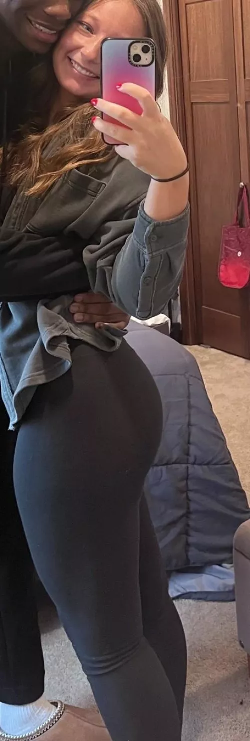 Mirror pic with side view of ass in leggings!