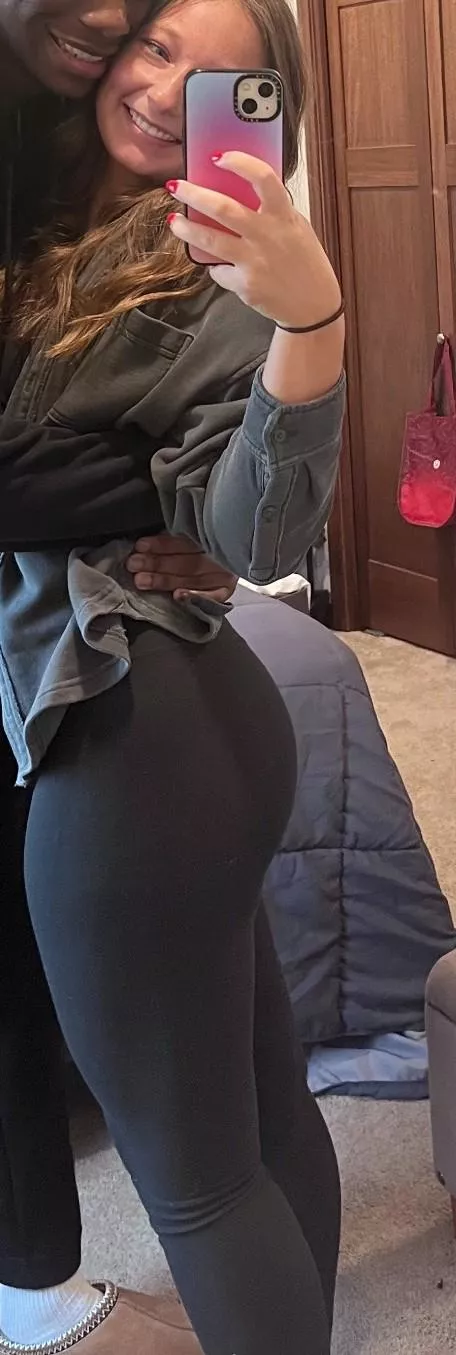 Mirror pic with side view of ass in leggings!