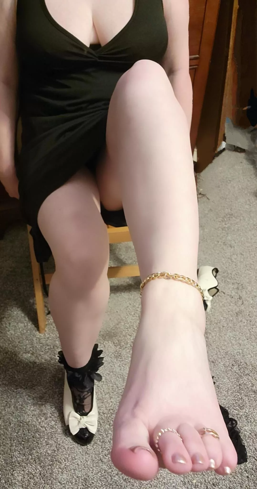 Take off my foots jewelry and suck it clean 