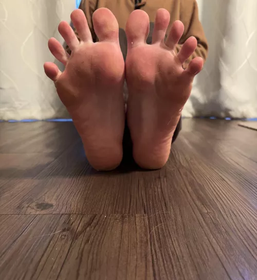 Enjoy my big size 12 feet and long toes 