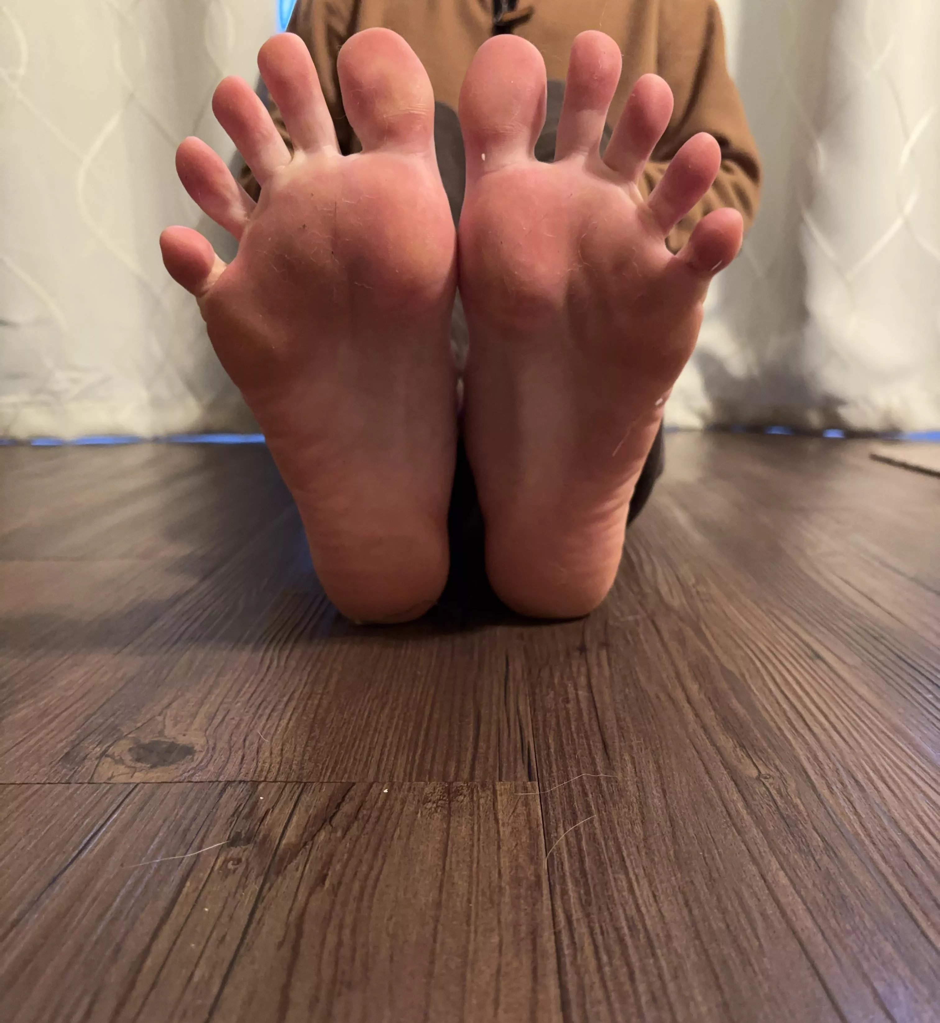 Enjoy my big size 12 feet and long toes 