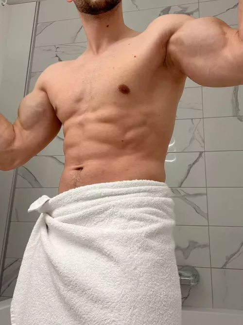 I need a volunteer to worship my muscles. Who can help?