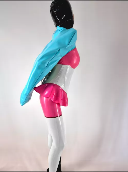 I'm a rubberdoll that finally tried an armbinder! And I'm hooked!