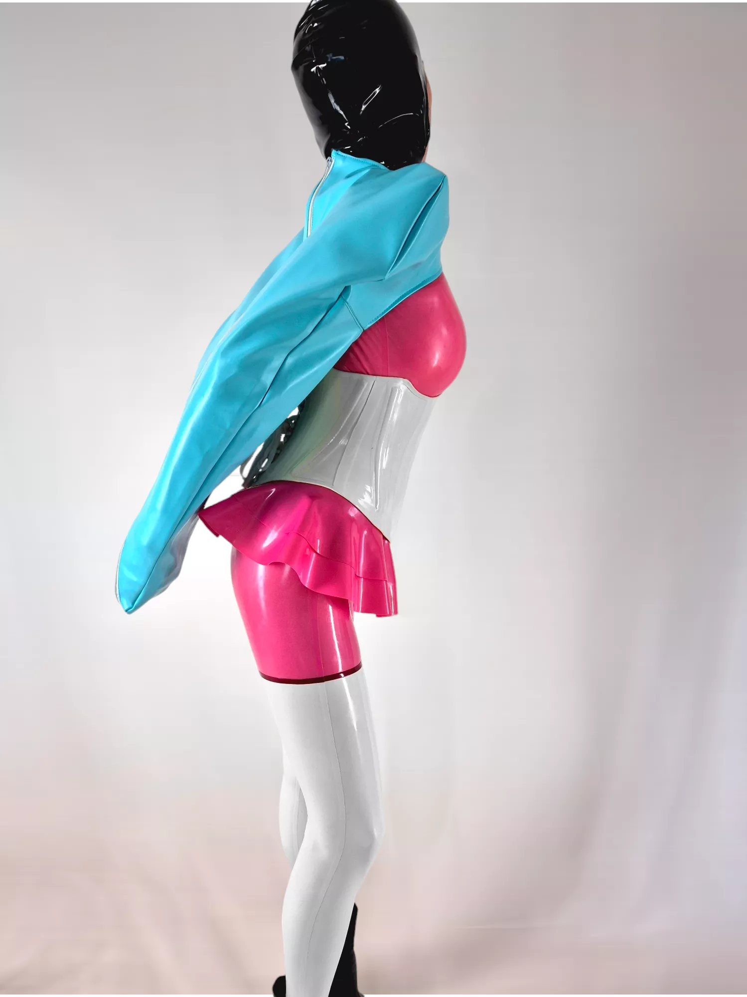 I'm a rubberdoll that finally tried an armbinder! And I'm hooked!