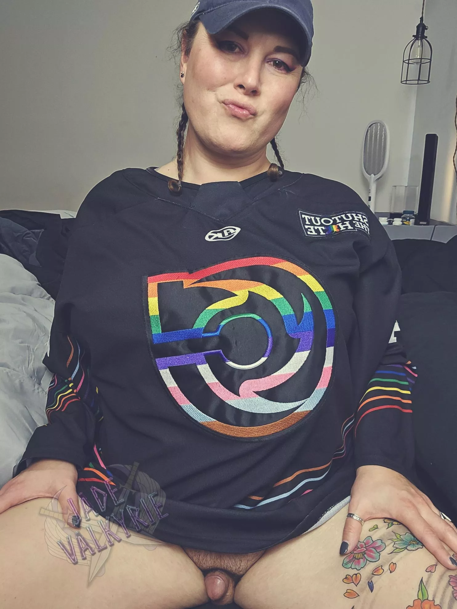 Just a sporty MILF with a tiny little girldick 