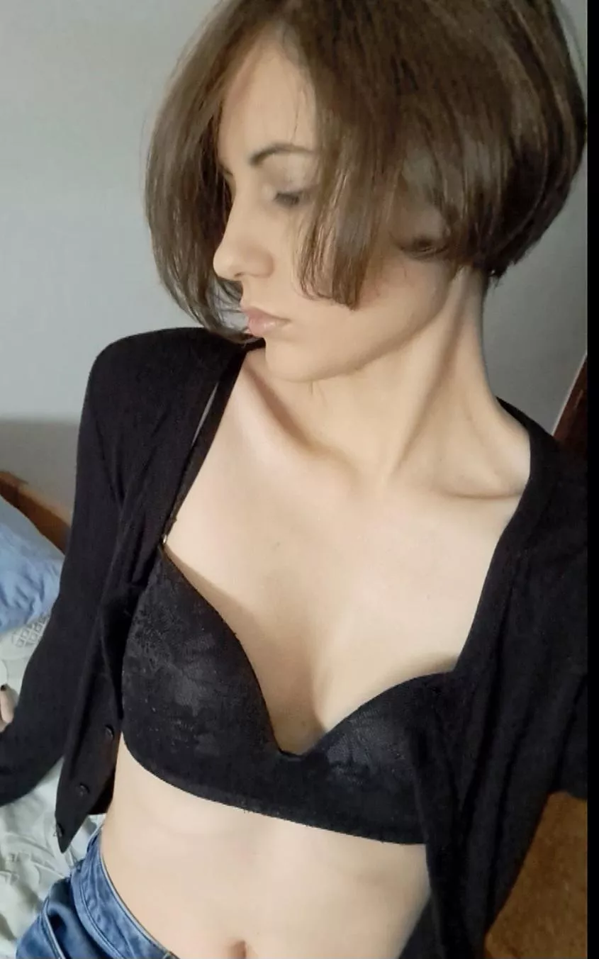 Looking for an upvote in exchange for 2 lingerie pics😗✌