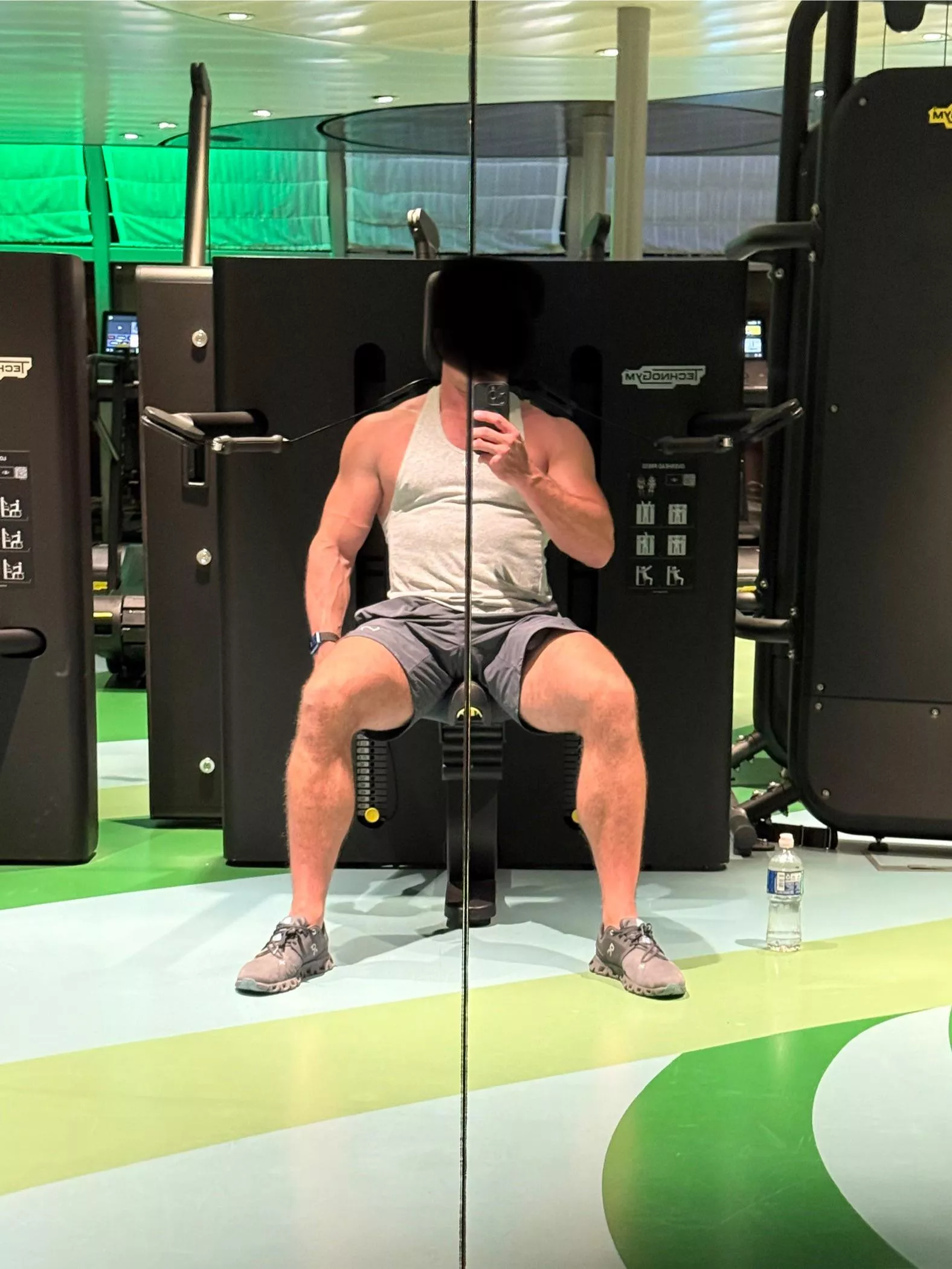 Manspreading between sets (41)