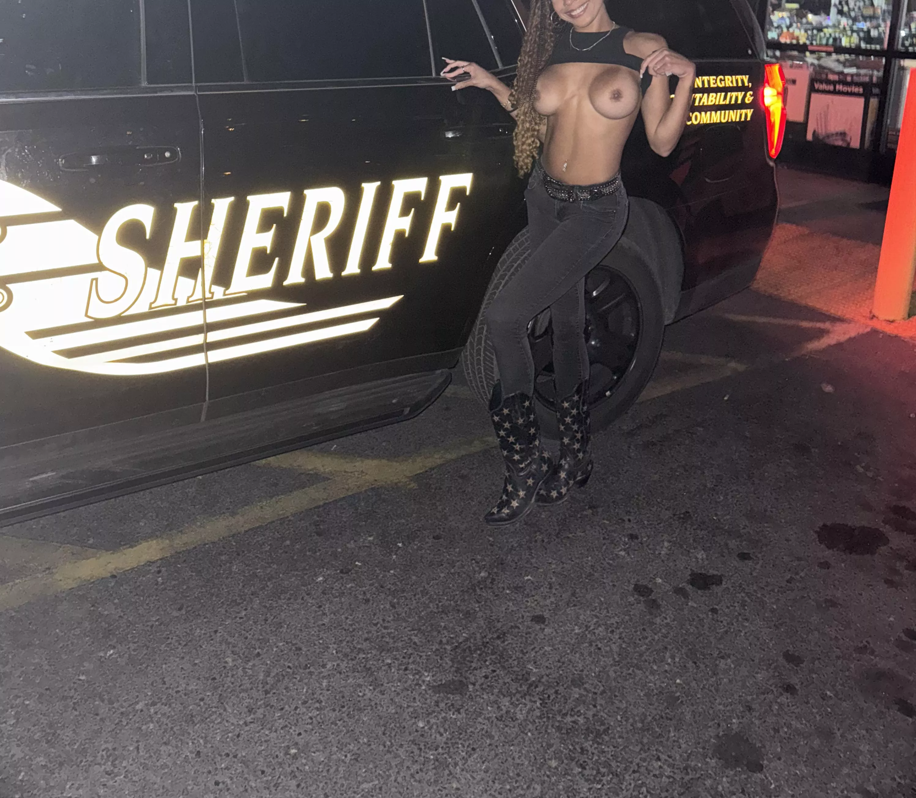 The cop loved seeing this from inside his car🤭