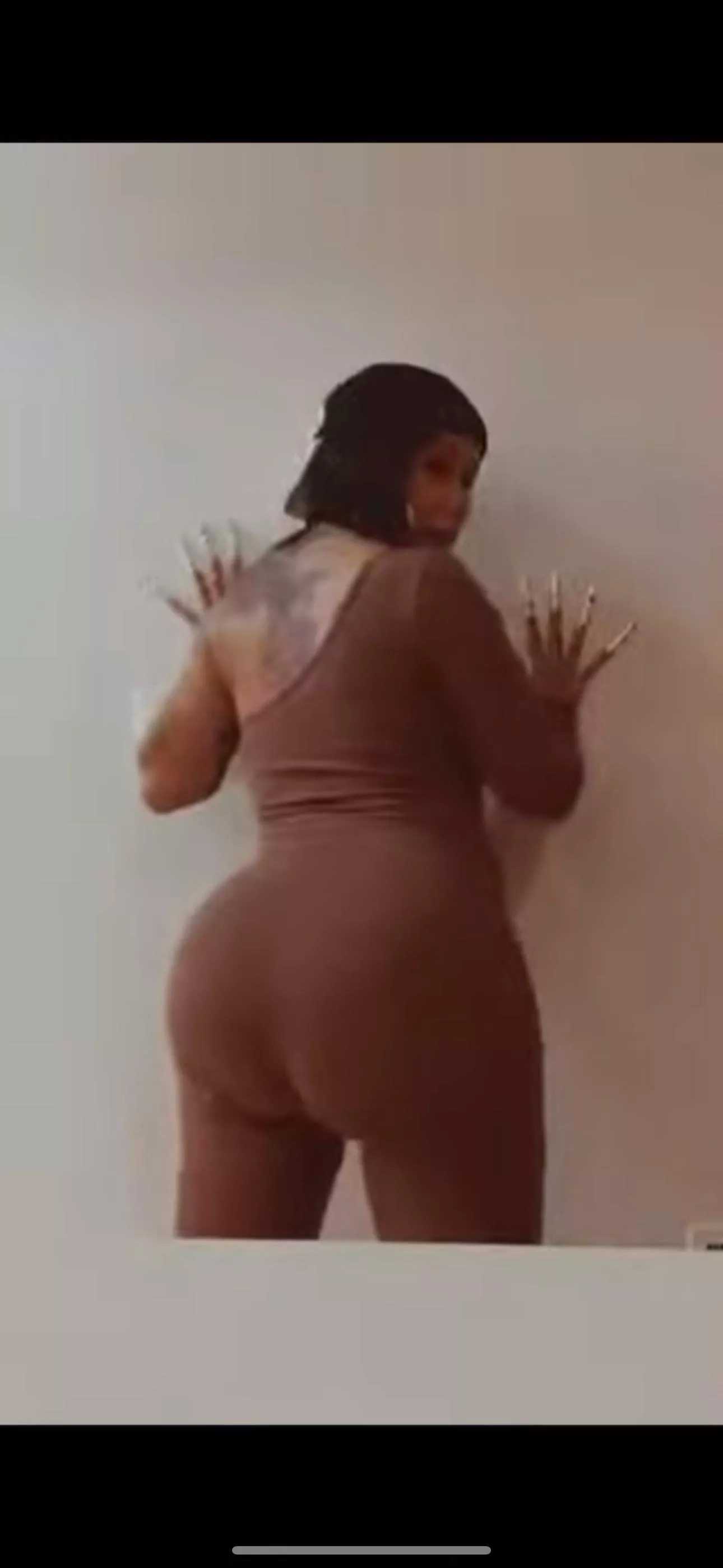 Who has this live of her talking ab how huge her ass got while prego? 