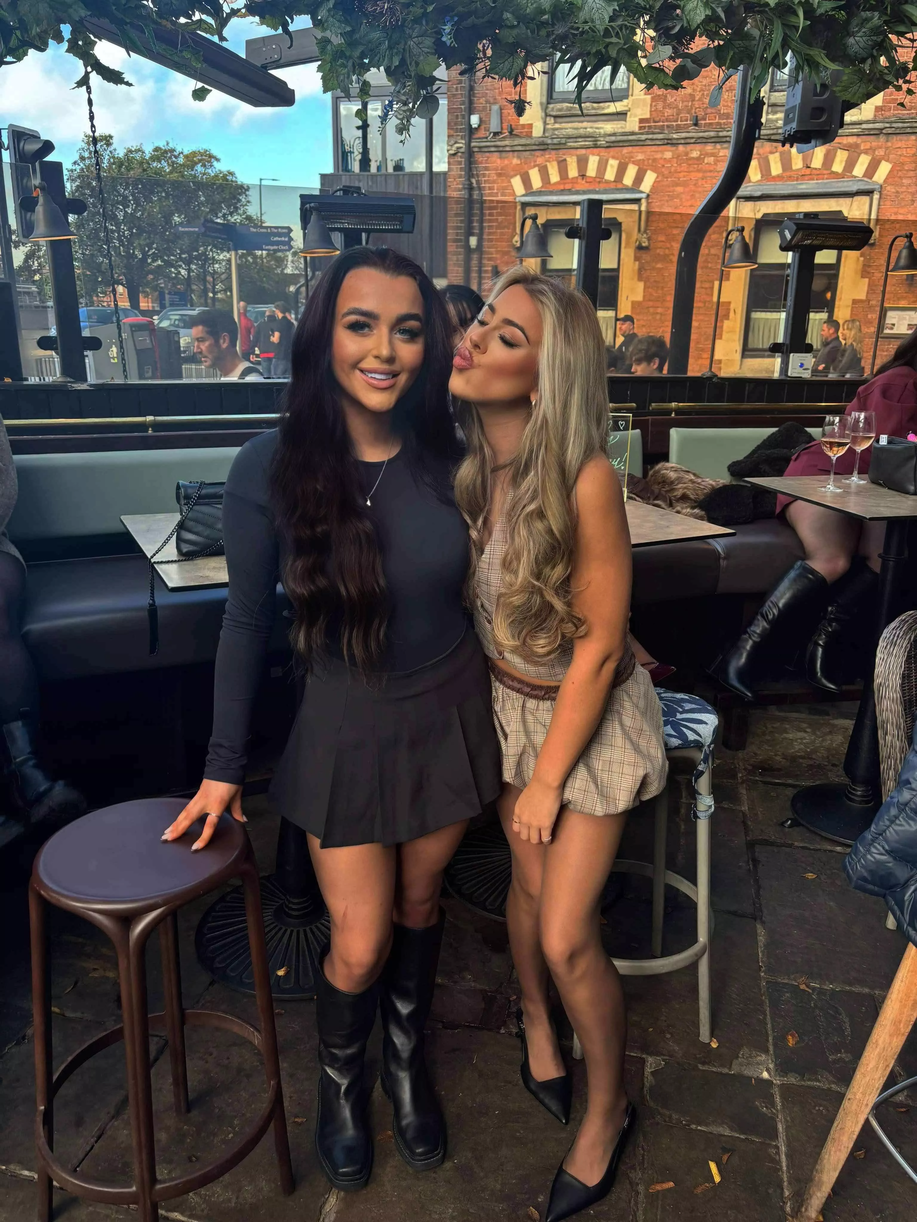 2 girls in pantyhose 