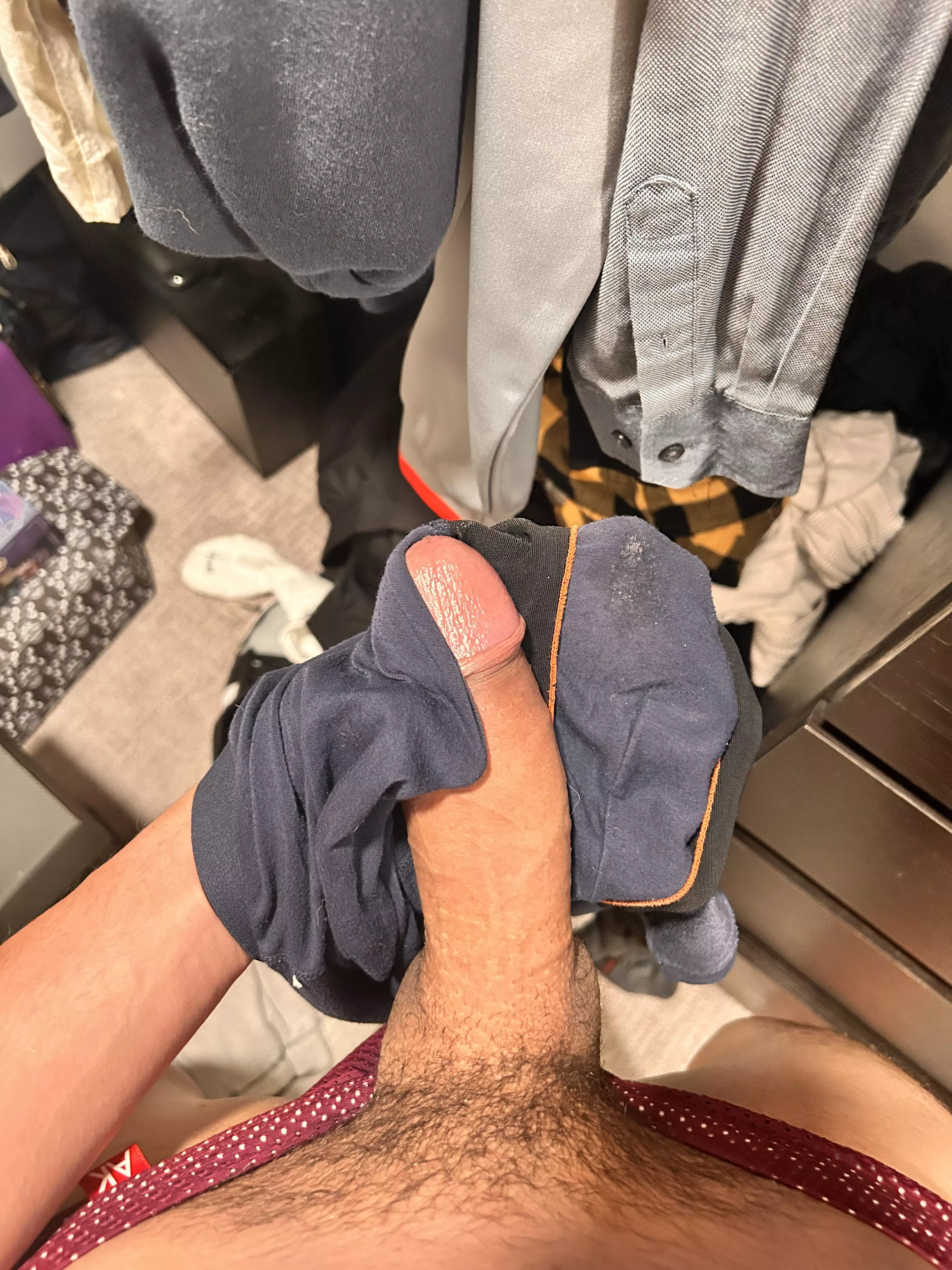 [28] dug through roomie’s laundry found his cum stained boxer briefs- used them to rub one out my precum and his rubbed all together … 