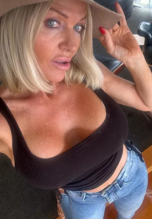 41F, Here in Michigan! My fake tits are waiting for a hung guy with a huge cum, I'm recently divorced and enjoying my freedom. Feel free to contact me.