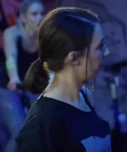 A little late but here's your weekly dose of short ponytails (Source is The Dating List)