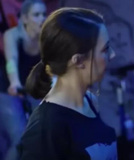 A little late but here's your weekly dose of short ponytails (Source is The Dating List)