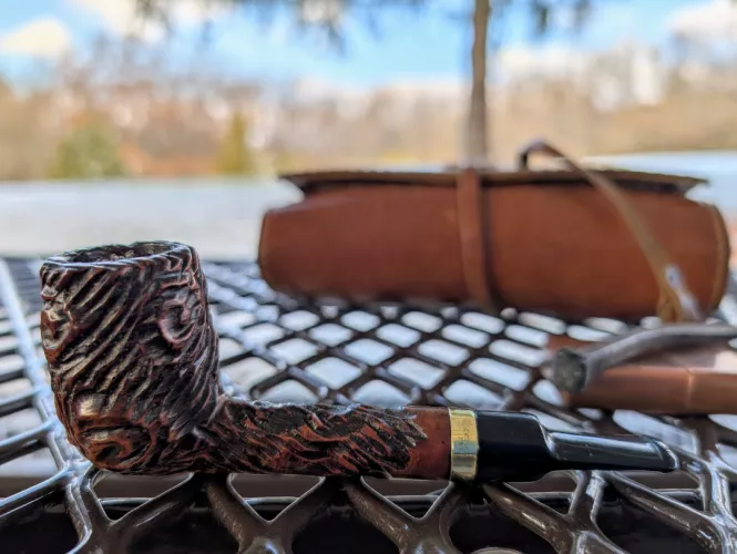 A vintage LHS Sterncrest rusticated lovat with 14k gold band and some L.J. Peretti Pride of Loch Lomond on this frigid Monday. 