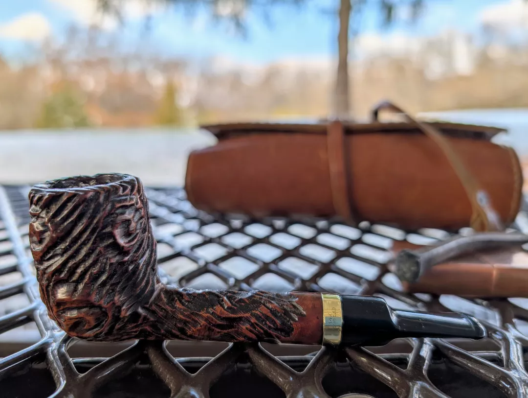 A vintage LHS Sterncrest rusticated lovat with 14k gold band and some L.J. Peretti Pride of Loch Lomond on this frigid Monday. 
