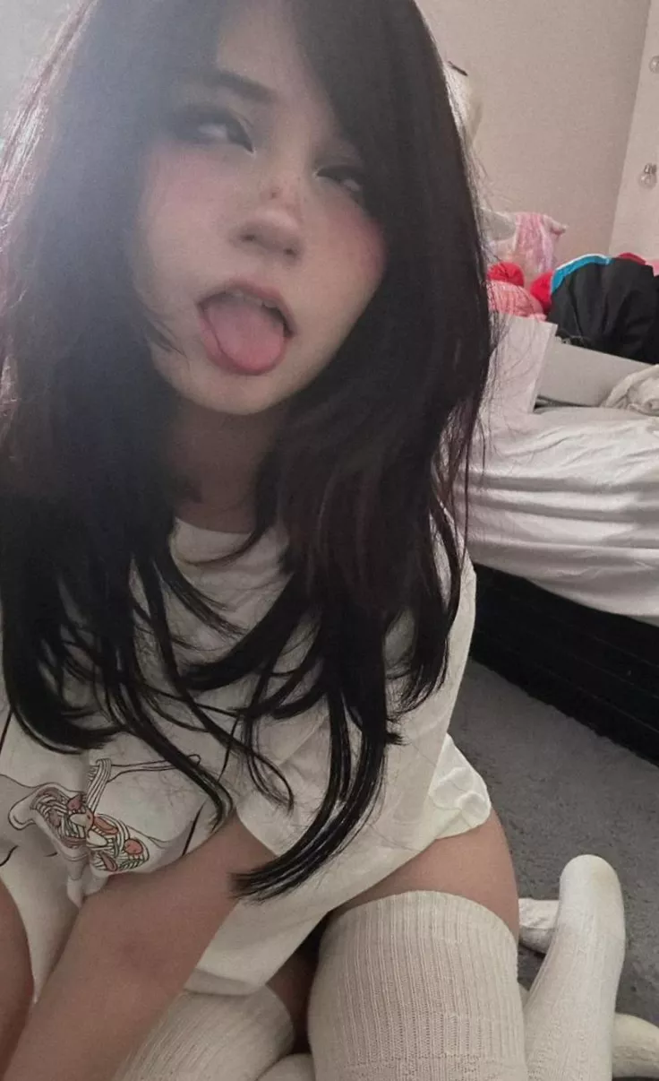 ahegao pale girl ^^
