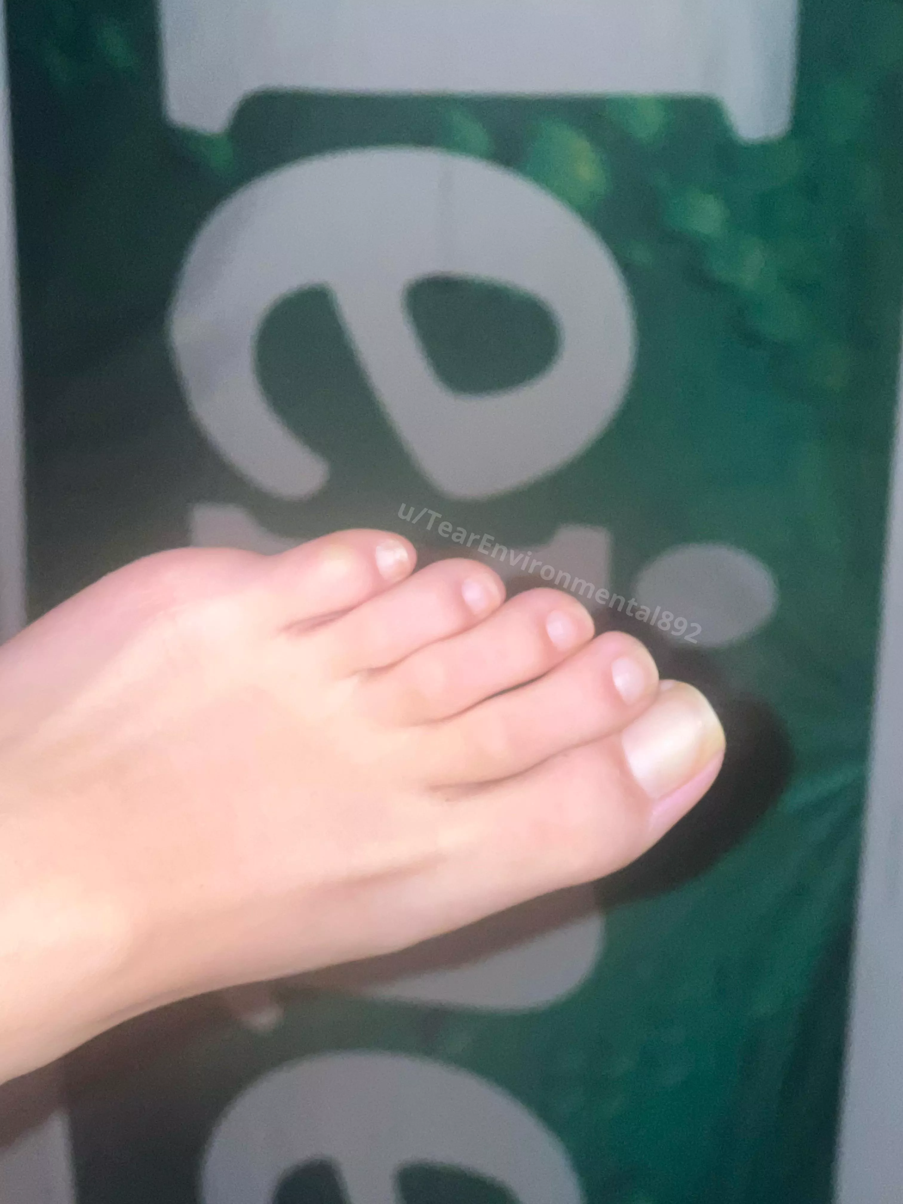 Angelic bare toes? 🤤🤤
