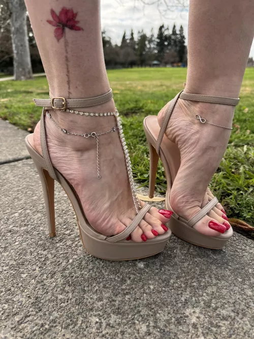 Beautiful pedi and heels are my passion 😍