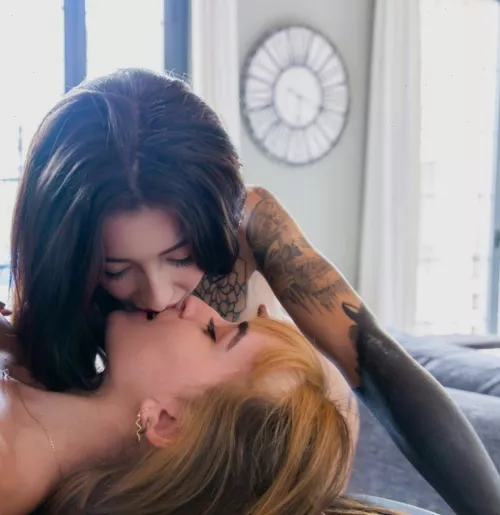 Brunette and blonde giving us love