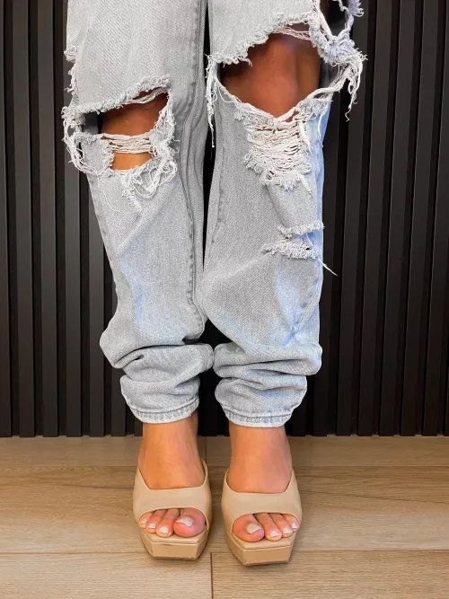 Come take these off my feet👠