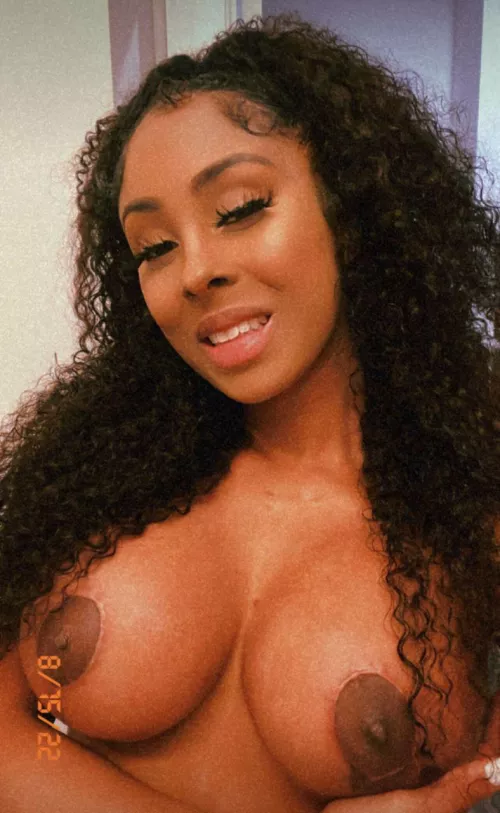 Curvy and confident! Love to flaunt it 🖤 50% off my OF!