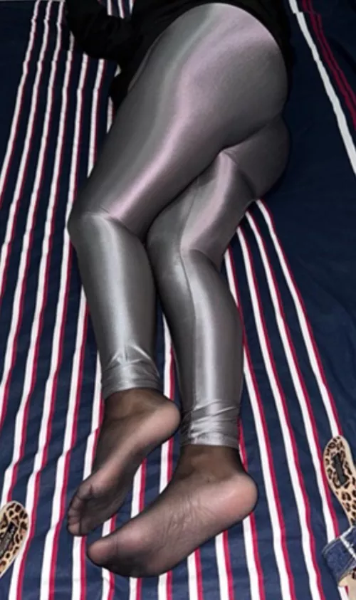 Curvy wife in shiny leggings
