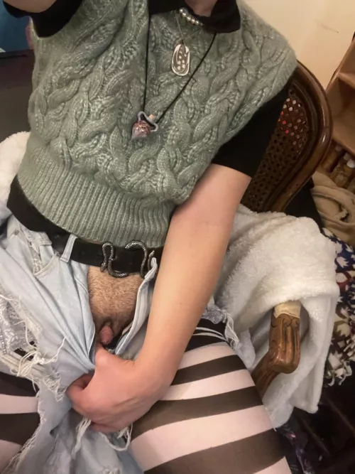 Do pretty boys like me deserve  to be spoiled? Or treated rotten… 🍅🥀