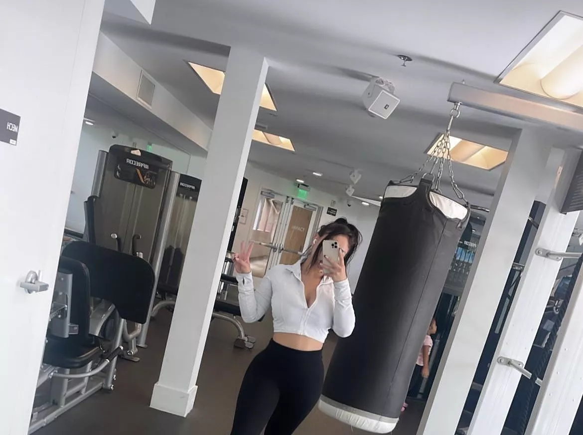 Do you feel that burning desire to serve a hot latina brat that sees you for the pathetic, little thing you are?