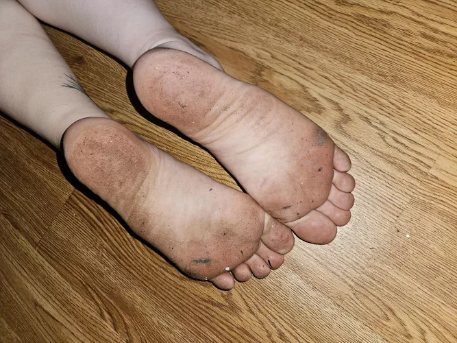 Do you like my dirty goth feet? 