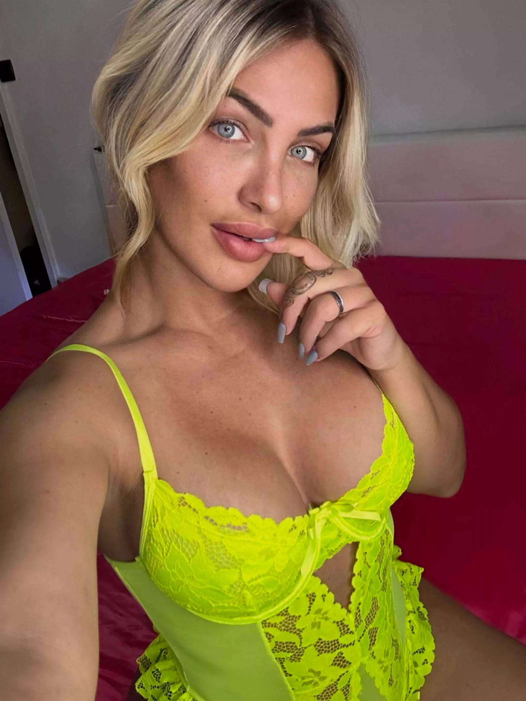 Don't make me wait in bed baby